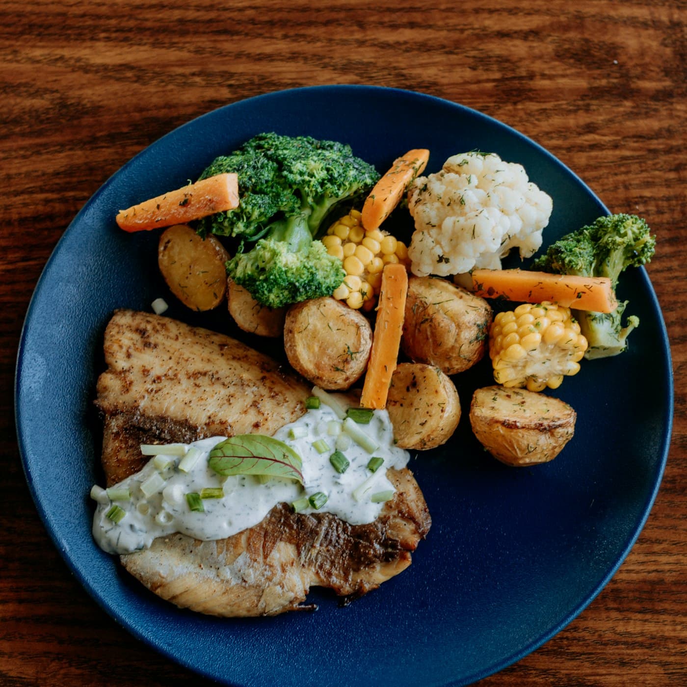 Le filet de lieu rôti servi à midi, avec ses pommes grenaille, ses brocolis et ses carottes, photographié en cuisine le matin même.