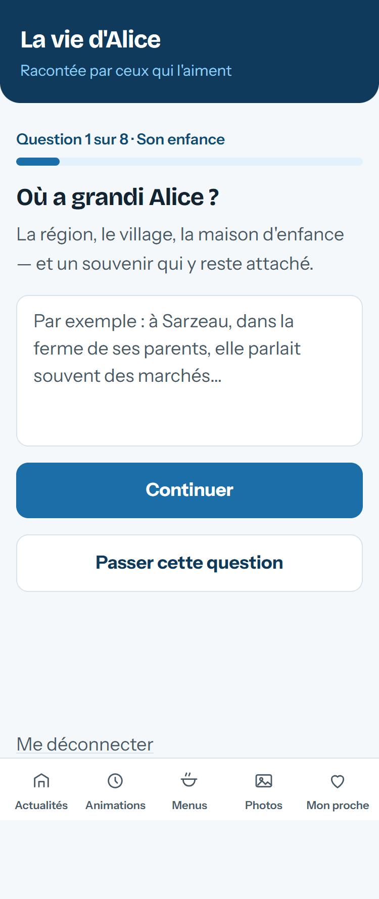 Questionnaire de biographie dans l'application famille sur téléphone : sous le bandeau "La vie d'Alice — racontée par ceux qui l'aiment", l'indication "Question 1 sur 8 · Son enfance" et sa barre de progression, la question "Où a grandi Alice ?", un grand champ de saisie avec un exemple en gris, puis les boutons "Continuer" et "Passer cette question".