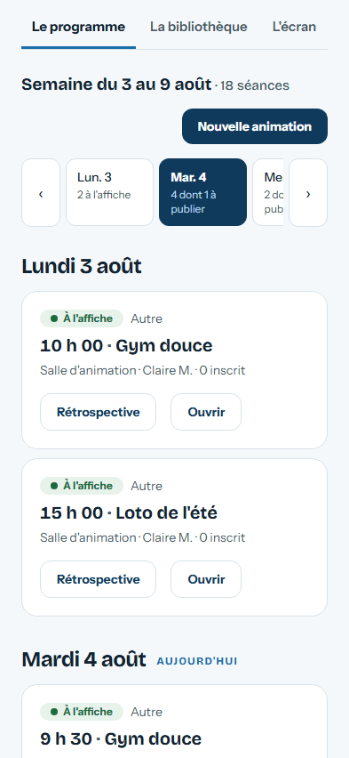 Programme des animations vu sur le téléphone d’un membre de l’équipe : les onglets « Le programme », « La bibliothèque » et « L’écran » en haut, le titre « Semaine du 3 au 9 août · 18 séances », un bouton « Nouvelle animation », une rangée de jours dont le mardi 4 est sélectionné, puis les séances du lundi — « 10 h 00 · Gym douce » et « 15 h 00 · Loto de l’été » — chacune marquée d’une pastille verte « À l’affiche » avec ses boutons « Rétrospective » et « Ouvrir ».