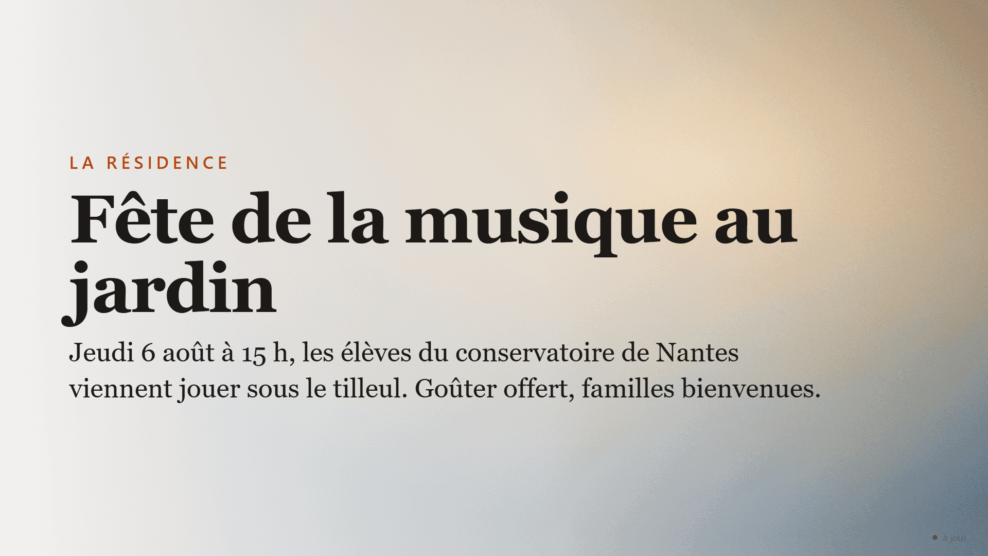 Écran de téléviseur affichant une actualité de la maison sur une photo de fond voilée aux teintes sable et bleu : le sur-titre orange « La résidence », le grand titre « Fête de la musique au jardin », et en dessous « Jeudi 6 août à 15 h, les élèves du conservatoire de Nantes viennent jouer sous le tilleul. Goûter offert, familles bienvenues. »