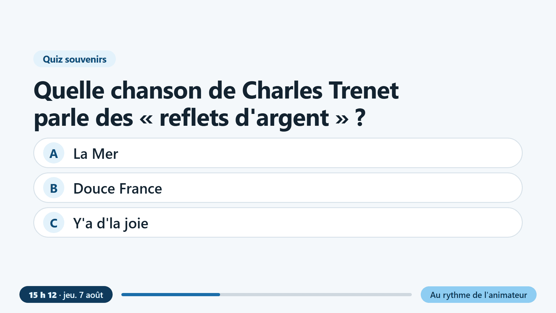 Écran de téléviseur affichant une question de quiz : une pastille bleu clair "Quiz souvenirs", la question "Quelle chanson de Charles Trenet parle des « reflets d'argent » ?", puis trois propositions dans de grandes pilules blanches — A "La Mer", B "Douce France", C "Y'a d'la joie" — et en bas l'heure "15 h 12 · jeu. 7 août" à gauche et la mention "Au rythme de l'animateur" à droite.