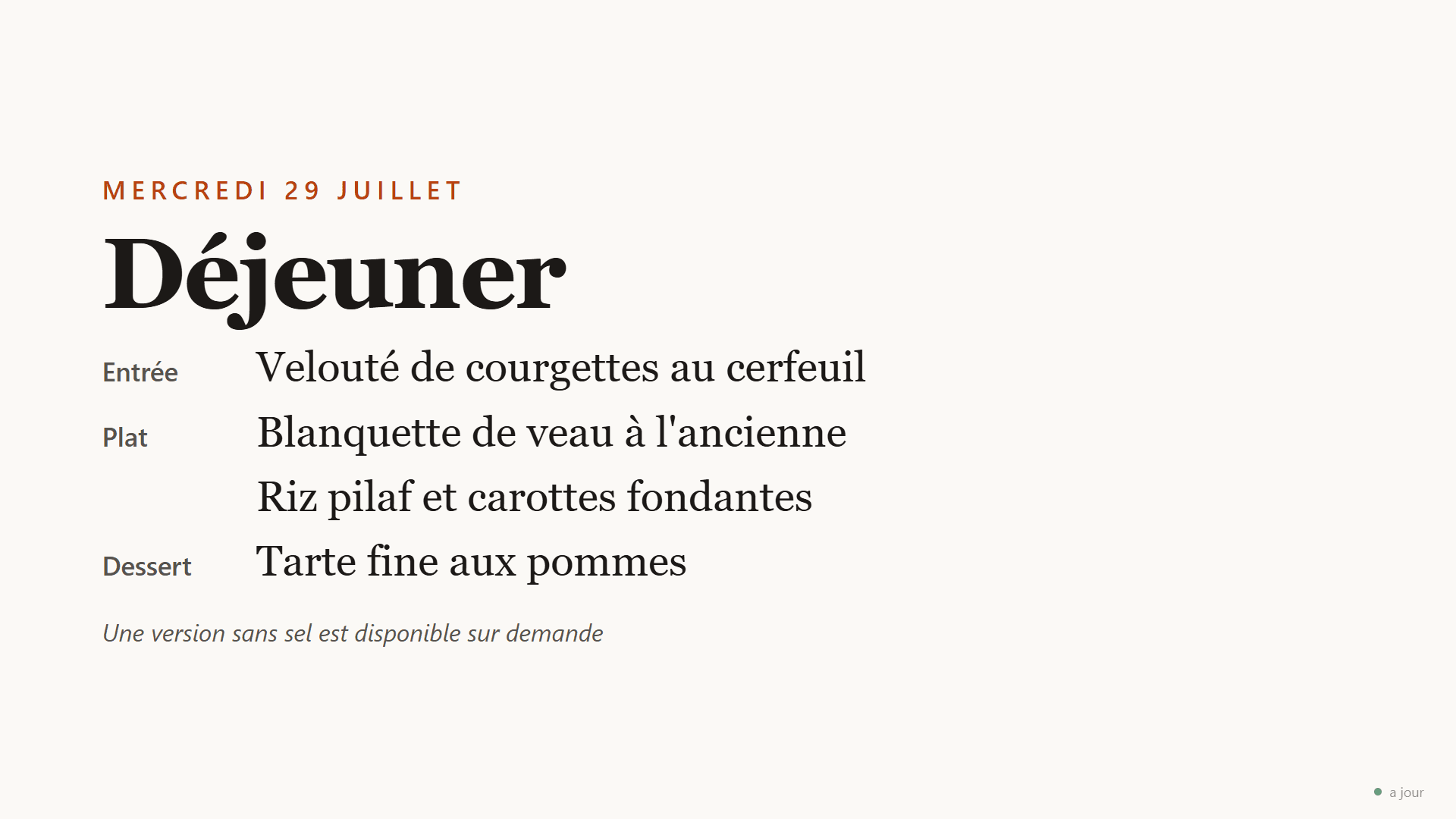Écran de téléviseur affichant le menu du restaurant : le sur-titre orange « Mercredi 29 juillet », le grand titre « Déjeuner », puis l’entrée « Velouté de courgettes au cerfeuil », le plat « Blanquette de veau à l’ancienne » avec « Riz pilaf et carottes fondantes », le dessert « Tarte fine aux pommes », et en bas la précision en italique « Une version sans sel est disponible sur demande ».