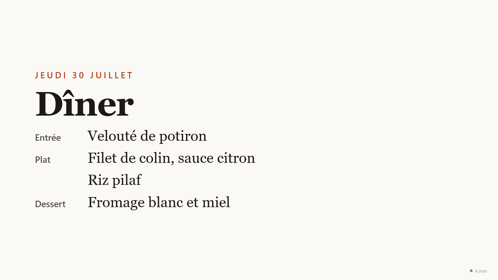 Écran de téléviseur affichant le dîner du jour : le sur-titre orange « Jeudi 30 juillet », le grand titre « Dîner », puis l’entrée « Velouté de potiron », le plat « Filet de colin, sauce citron » avec « Riz pilaf » et le dessert « Fromage blanc et miel » ; en bas à droite, une pastille verte discrète indique « à jour ».